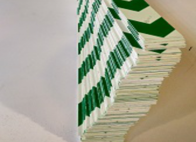 Фотолюминесцентная лента по ГОСТ с рисунком шириной 75 мм на твердом ПВХ 3 мм